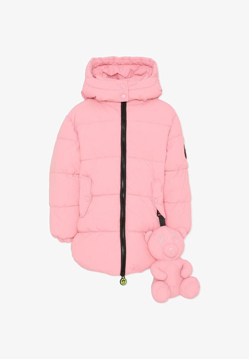 Różowa puchowa kurtka z kapturem, wyposażona w czarny zamek błyskawiczny i guziki, dwie przednie kieszenie oraz odpinany różowy brelok w kształcie misia.