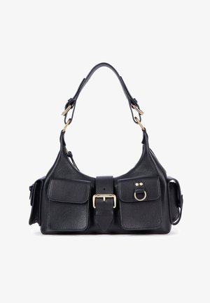 Schwarze Lederhandtasche mit zwei Fronttaschen, goldenen Beschlägen, einer zentralen Schnalle und einem geschwungenen Schultergurt. Die strukturierte Oberflächendetails sind sichtbar.