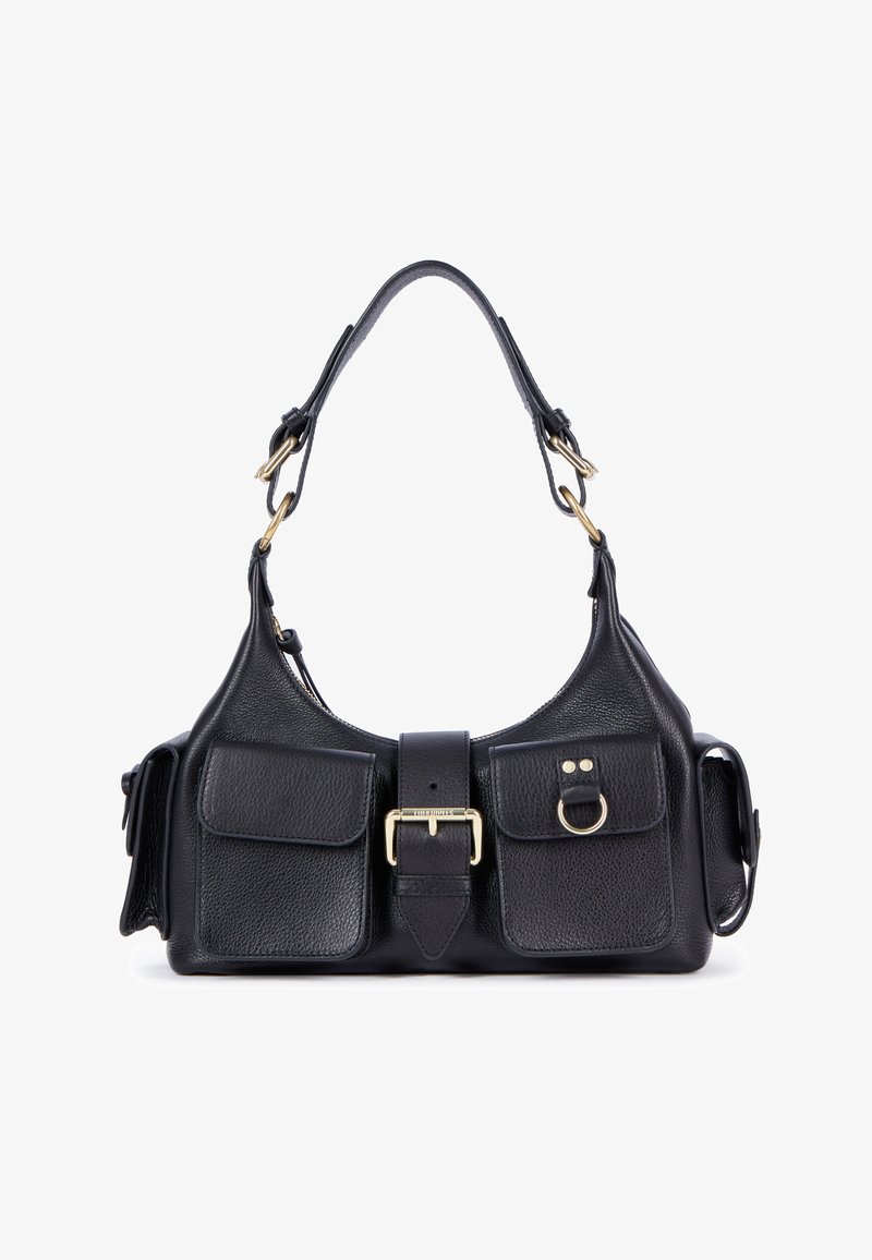 Sort læder håndtaske med to frontlommer, gyldent hardware, en central spænde og en buet skulderrem. Teksturdetaljer er synlige.
