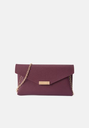 Bolsa de mão burgundy em material texturizado com um design de envelope, apresentando uma alça de corrente dourada e uma placa de logotipo dourada na parte da frente.