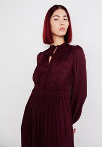 GAP LS SATIN MIDI DRS - Dienas kleita - noir red