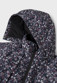 Lillemustriga jakk, mille alusvärv on tumesinine, heledates toonides, kapuuts on vooderdatud fliisiga ning ees on tõmblukk koos trukikinnitustega.