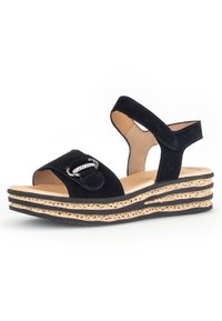 Zwarte suède plateau sandalen met een verstelbare enkelband, voorzien van een decoratieve gesp en een gelaagde kurken zool met gegraveerde details.
