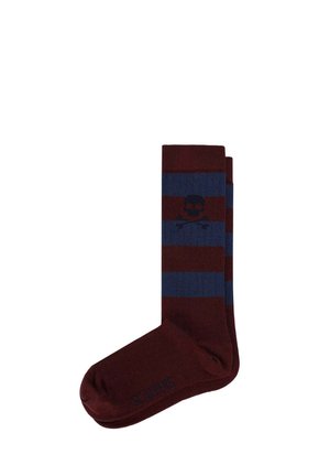 Calcetines a rayas en colores burdeos y azul, con un patrón de calaveras en la raya azul, textura acanalada y un logo en la punta.
