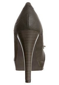 Mörkgrå högklackad sko med spetsig tå, texturerad läderövre och ribbad stilettklack. Har sidskärningar och minimala dekorationer.