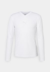 Chemise de sport blanche à manches longues avec un design en V. Présente un subtil logo Puma gris sur la poitrine et un tissu lisse et léger.