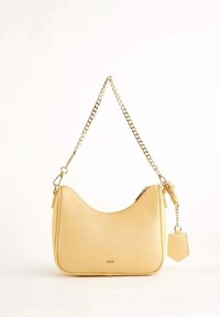 Piccola borsa a mano di colore giallo chiaro con parte superiore curva, tracolla in catena dorata, chiusura con zip e etichetta in pelle attaccata su sfondo bianco.