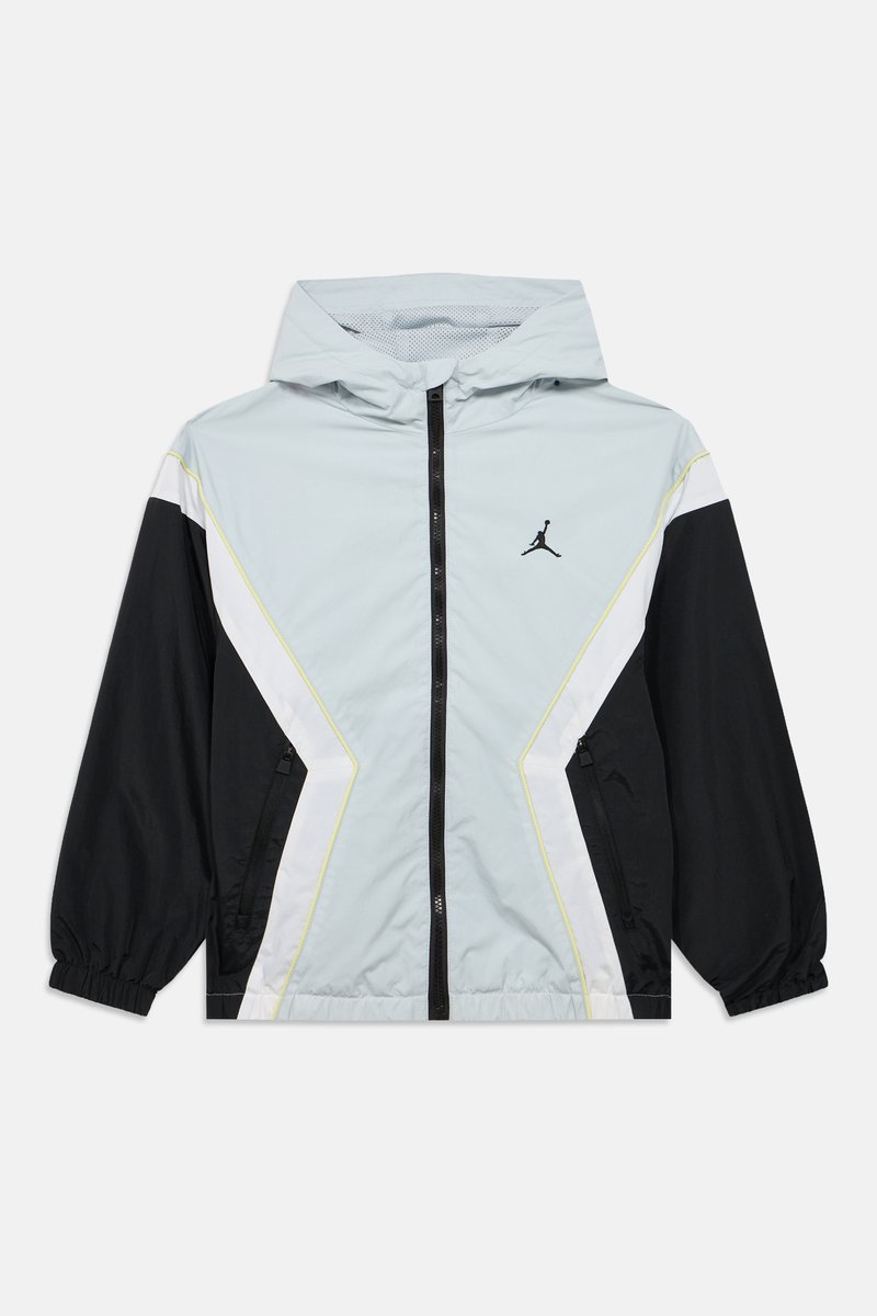 Γκρι ανοιχτόχρωμο, μαύρο και λευκό μπουφάν με κουκούλα, φερμουάρ μπροστά, πλαϊνές τσέπες με φερμουάρ, ελαστικές μανσέτες και μικρό λογότυπο Jumpman στο στήθος.