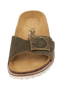 Grüne Cordhybrid-Mitschuhsandale mit einer Messingschnalle, Korkfußbett und weißem Nähen auf einer strukturierten Gummisohle.