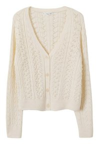 Kremowy kardigan dzianinowy z dekoltem w serek, zapięciem na guziki, skomplikowanym wzorem w warkocze oraz małymi perłowymi ozdobami na przodzie i rękawach.
