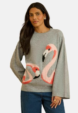 Grau gestrickter Pullover mit zwei rosa Flamingos. Das Design umfasst kontrastreiche schwarze und orangefarbene Details, mit lockerer Passform und weiten Ärmeln.