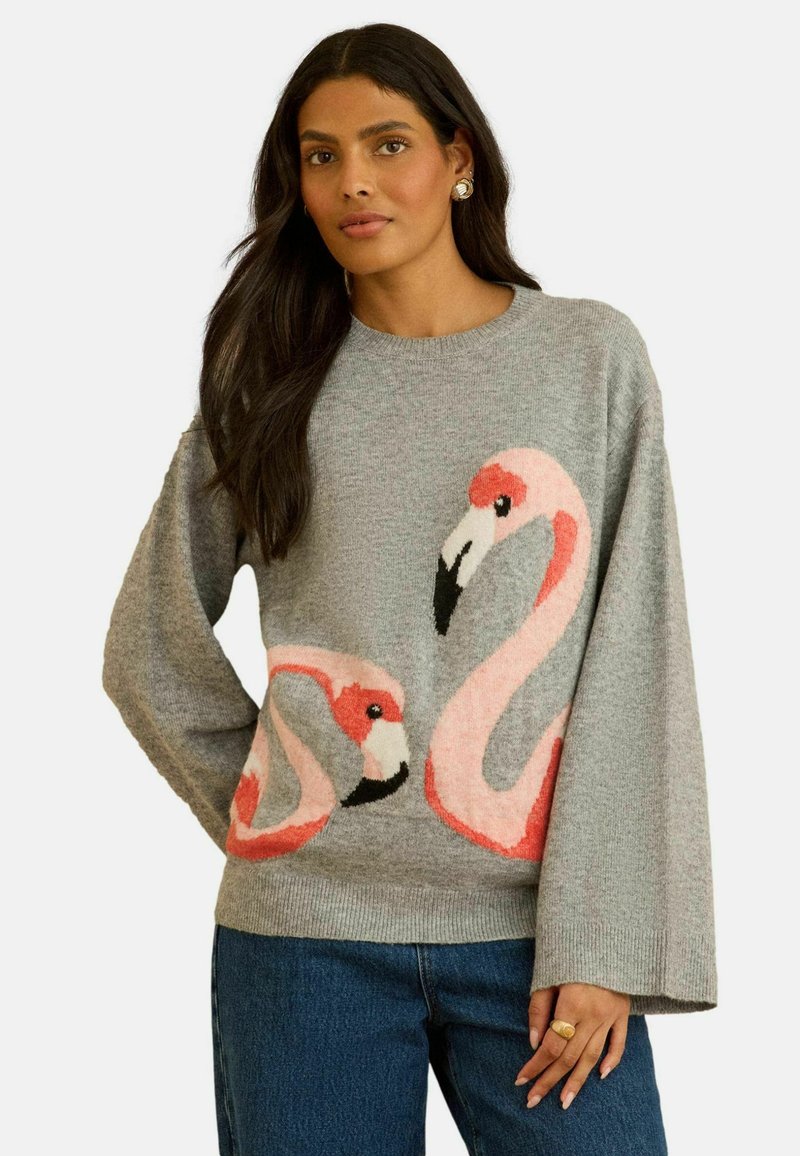 Grau gestrickter Pullover mit zwei rosa Flamingos. Das Design umfasst kontrastreiche schwarze und orangefarbene Details, mit lockerer Passform und weiten Ärmeln.