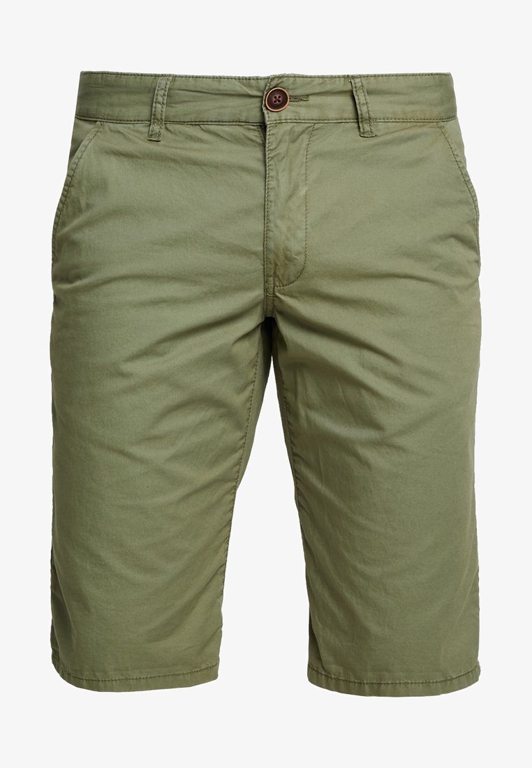 Shorts pour hommes longueur genou vert olive avec poches avant, passants de ceinture et fermeture par bouton marron à la taille.