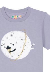 Lila T-shirt met een witte planeetkarakter die een ijsje vasthoudt, versierd met sterren en een gebogen gele ring eromheen.