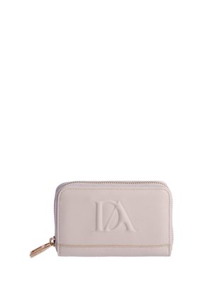 Pequeña cartera beige con cremallera con el logo "DA" en relieve en el frente y tirador de cremallera dorado en el lado izquierdo sobre fondo blanco.