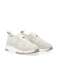 Leichte Slip-On Sneakers aus geflochtenem cremefarbenem Mesh mit floralen Mustern, ausgestattet mit einer weißen Zwischensohle und einer strukturierten beigen Außensohle.