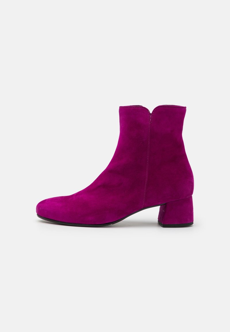 Bottine en daim violet avec talon carré et couture latérale, bout rond lisse, présentée sur fond blanc.