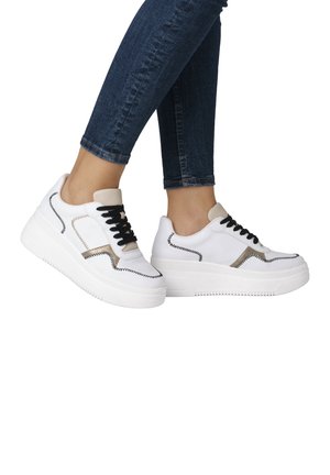 Baskets blanches avec des lacets noirs, des coutures contrastantes en noir et beige, et une épaisse semelle blanche. Le design comprend des accents en mesh et une languette rembourrée.
