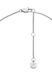 Collana in argento con chiusura a moschettone e estensione regolabile che termina con un piccolo ciondolo a forma di scudo inciso con la lettera "F".