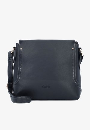 Sac bandoulière en cuir noir avec sangle réglable, couture blanche et ferrure argentée, avec le nom de la marque "Gabor" embossé à l'avant.