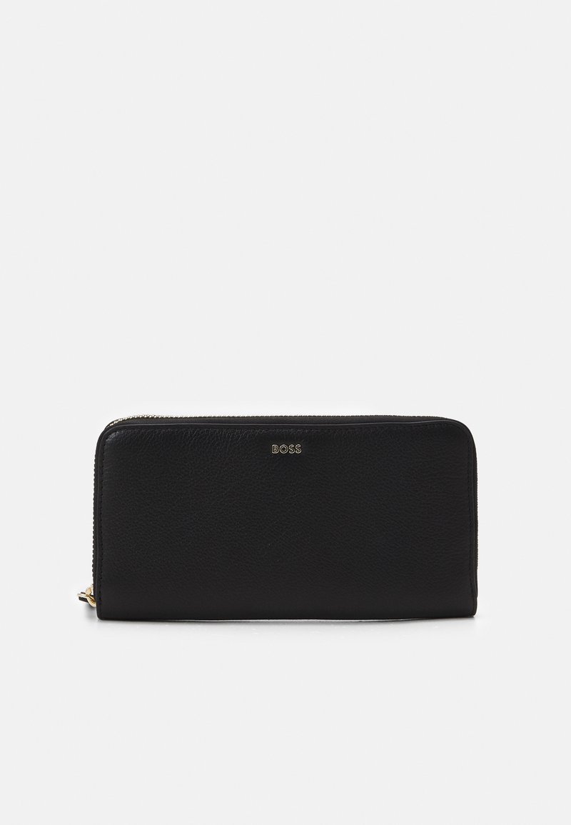 Melnas ādas maks ar teksturētu virsmu, ar rāvējslēdzēja aizdari un izspiestu logotipu priekšpusē. Kompakta taisnstūra forma ar zelta tonētiem piederumiem.