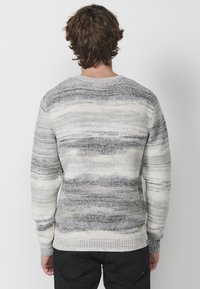Pulover tricotat pentru bărbați cu dungi orizontale în nuanțe de gri și alb. Are guler rotund și manșete și tiv ribbate. Material cu textură medie.