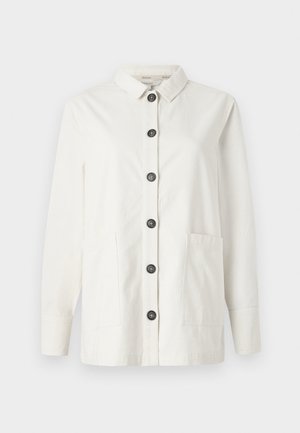 Jaqueta de algodão branca com botões, com colarinho, apresentando um corte reto, mangas longas, dois bolsos frontais e seis botões pretos na parte da frente.
