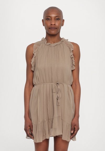 Beige rimpeljurk met een hoge halslijn, een taille die smal is getrokken en een vloeiende zoom. Gemaakt van lichtgewicht stof met een zachte textuur.