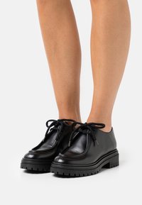 Bianca Di Sporty snøresko - black