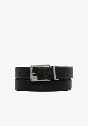 Černý kožený pásek s texturovaným povrchem, stříbrnou kovovou sponou a devíti nastavitelnými otvory pro úpravu velikosti. Na sponě je logo.