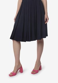 Roze open-toe blokhak sandalen met een glanzende afwerking, voorzien van een brede band aan de voorkant en een chunky hakontwerp.