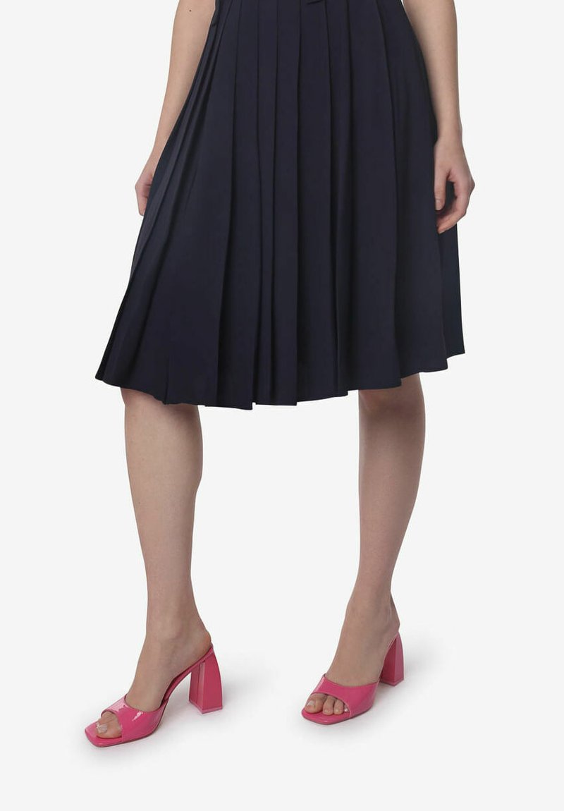 Roze open-toe blokhak sandalen met een glanzende afwerking, voorzien van een brede band aan de voorkant en een chunky hakontwerp.