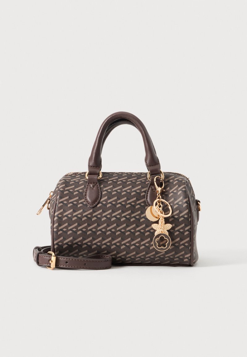 Petit sac à main marron foncé à motifs avec poignées arrondies, bandoulière amovible et breloque porte-clés en forme de fleur dorée sur fond blanc.