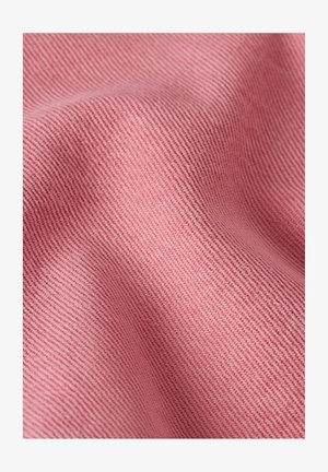 Tessuto strutturato in morbido tono rosa, caratterizzato da un fine motivo a righe diagonali, con una finitura liscia e leggermente elasticizzata.