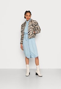 ONLY ONLPEMA HANNOVER DRESS - Jeansklänning - light blue denim