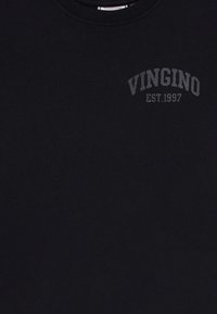 Mustapaita, jossa on harmaalla tekstillä "VINGINO" ja "EST. 1997" vasemmassa ylärintapisteessä.