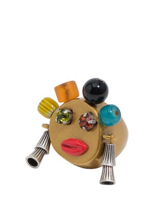 Złoty pierścionek zdobiony kolorowymi koralikami ułożonymi jak oczy, ustami w czerwonej emalii oraz srebrzystymi zwisającymi frędzlami przypominającymi kolczyki.