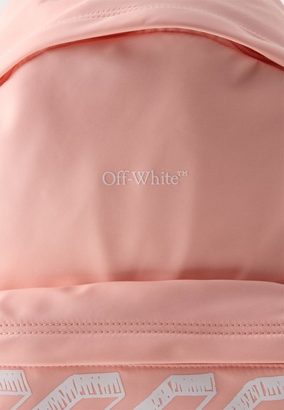 Ροζ σακίδιο πλάτης με το λογότυπο κειμένου «Off-White™» στο κέντρο και μερική όψη λευκού γεωμετρικού μοτίβου κοντά στο κάτω μέρος.