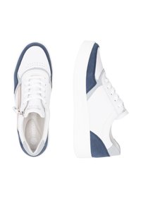 Weiße Sneakers mit blauen und grauen Wildleder-Akzenten, mit runder Spitze, perforierten Details und flachen weißen Gummisohlen.