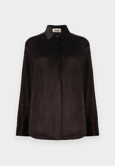 Ciemnobrązowa koszula z długim rękawem z korduroy z kołnierzykiem, zapiętymi mankietami i ukrytymi guzikami z przodu, prezentowana na białym tle.