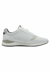 Scarpa sportiva bianca con tomaia in pelle liscia, pannelli laterali testurizzati, dettagli grigi e suola imbottita con battistrada decorato.