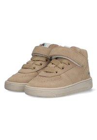Karamelgekleurde suède high-top sneakers met een gestructureerd oppervlak, ronde neus en dubbele sluiting met veters en een verstelbare klittenbandsluiting. Rubberen zool.