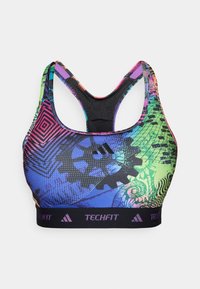 Sportbeha met een multikleurig geometrisch patroon, gemaakt van sleek, rekbaar materiaal met een zwarte elastische band met het label "TECHFIT."