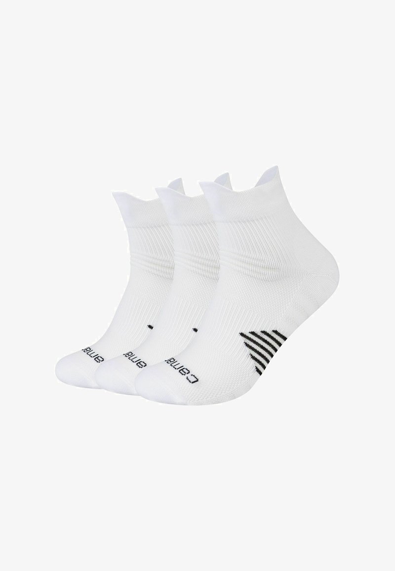 Drei Paar weiße Knöchelsocken mit schwarzen Streifen in Fersenhöhe und schwarzem Branding an den Zehen, nebeneinander auf einem weißen Hintergrund angeordnet.