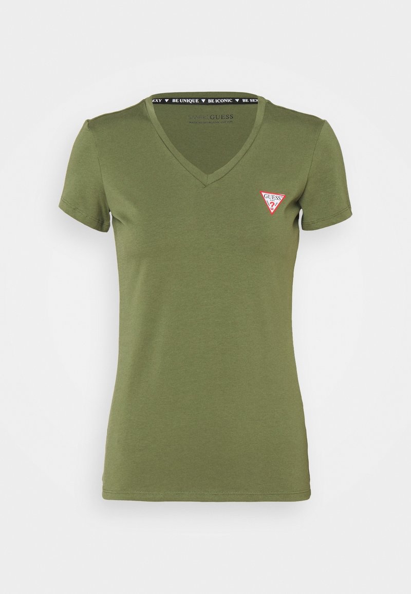T-shirt vert à manches courtes et col en V pour femme avec un petit logo Guess rouge et blanc sur la poitrine gauche.