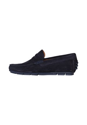 Mocassino da uomo in pelle scamosciata blu scuro con dettagli cuciti e suola in gomma con tasselli antiscivolo, mostrato di lato su sfondo bianco.