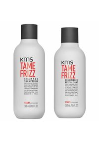 KMS Tame Frizz Shampoo- und Conditioner-Set; weiße Flaschen mit schwarzen Kappen; fettgedruckter roter Text; Größen: 300ml Shampoo, 250ml Conditioner.