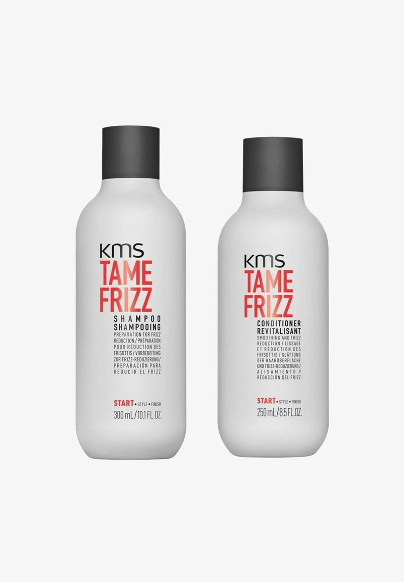 KMS Tame Frizz Shampoo- und Conditioner-Set; weiße Flaschen mit schwarzen Kappen; fettgedruckter roter Text; Größen: 300ml Shampoo, 250ml Conditioner.