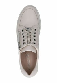 Sneaker in pelle beige chiaro con punta rotonda, superficie texturizzata, lacci, dettaglio con zip laterale e accento in metallo sul linguetta.