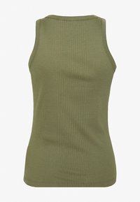 Oliwkowa bezrękawnikowa bluzka wykonana z prążkowanego materiału. Posiada okrągły dekolt i dopasowany krój. Teksturowana powierzchnia z pionowym prążkowaniem.